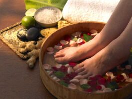 8 mẹo chữa nấm móng chân tại nhà bạn có thể tham khảo Ngâm chân