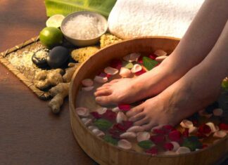 8 mẹo chữa nấm móng chân tại nhà bạn có thể tham khảo Ngâm chân