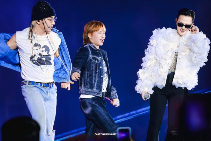 Taeyang và Daesung bất ngờ xuất hiện trên sân khấu và trình diễn bài hát của BIGBANG (Ảnh: Internet)