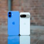 iPhone 16 Plus màu Ultramarine và điện thoại Pixel 9 màu Porcelain (Ảnh: Internet)