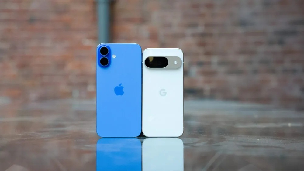 iPhone 16 Plus màu Ultramarine và điện thoại Pixel 9 màu Porcelain (Ảnh: Internet)