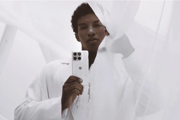 Điện thoại Motorola Edge 70 màu Cloud Dancer (Ảnh: Internet) Điện thoại Motorola Edge 70 màu Cloud Dancer (Ảnh: Internet)