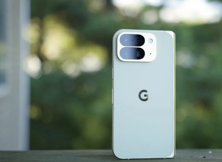 Mặt sau của Pixel 10 Pro Fold (Ảnh: Internet)