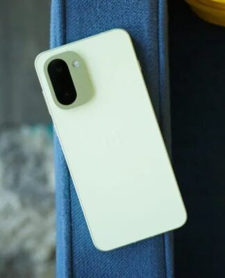 Chụp ảnh bằng điện thoại màn hình gập Galaxy Z Fold 5 trên bàn