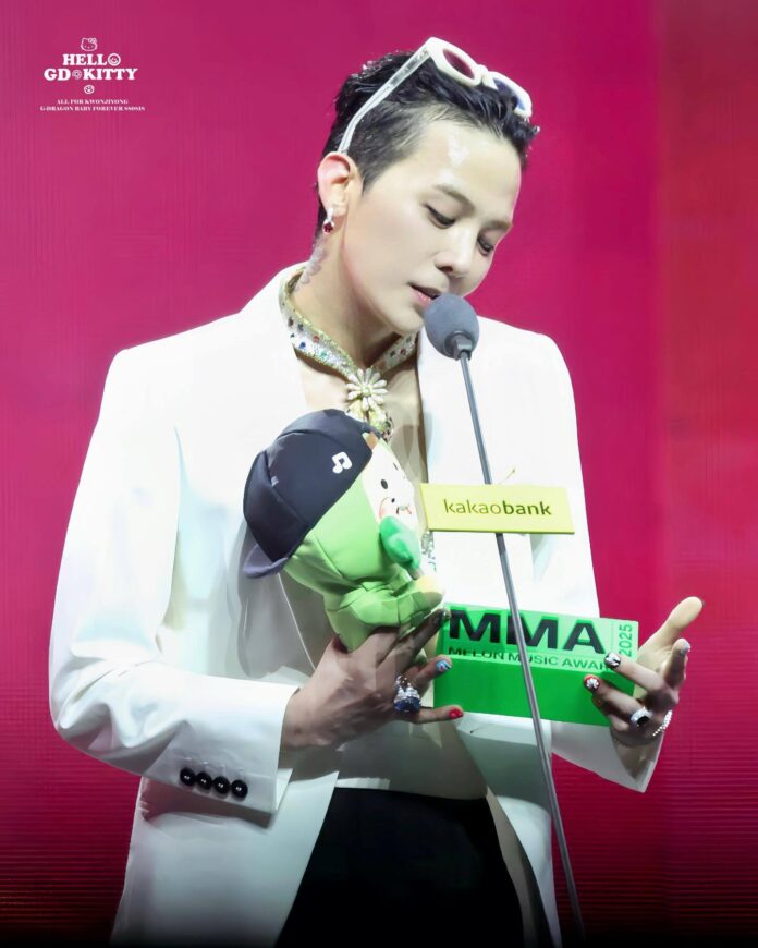 G-DRAGON "bận rộn" trong suốt lễ trao giải khi nhận giải liên tục (Ảnh: Internet)