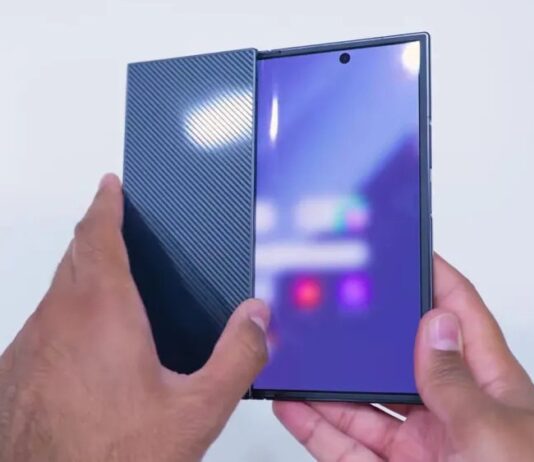 Galaxy Z TriFold gập một phần (Ảnh: Internet)