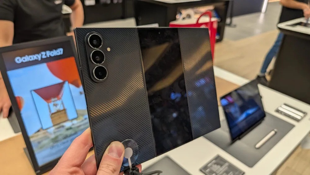 Điện thoại gập 3 màn hình Galaxy Z TriFold của Samsung: Khởi đầu ấn tượng dù vẫn còn hạn chế