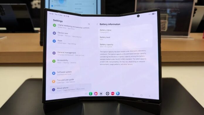 Galaxy Z TriFold đang mở và hiển thị ứng dụng Cài đặt (Ảnh: Internet)