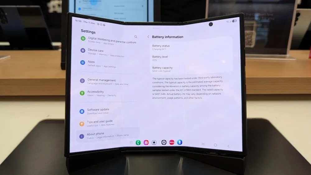Galaxy Z TriFold đang mở và hiển thị ứng dụng Cài đặt (Ảnh: Internet)