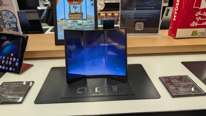 Điện thoại gập 3 màn hình Galaxy Z TriFold (Ảnh: Internet)