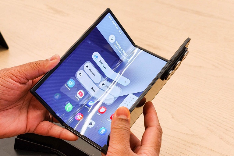 Điện thoại gập 3 màn hình Galaxy Z TriFold của Samsung được thử nghiệm độ bền bằng cách gập liên tục