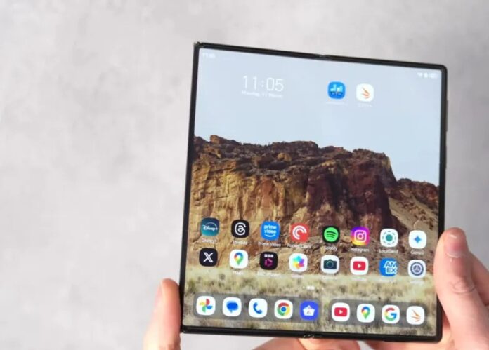 Điện thoại HUAWEI Mate XT gập một phần (Ảnh: Internet)