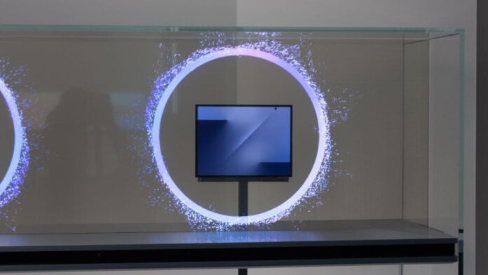 Galaxy Z TriFold mở ra không gian làm việc OLED 10 inch bên trong, cùng màn hình 6,5 inch bên ngoài cho các thao tác nhanh, với viền màn hình vẫn khá dày nhưng phù hợp với thiết kế gập ba (Ảnh: Internet)