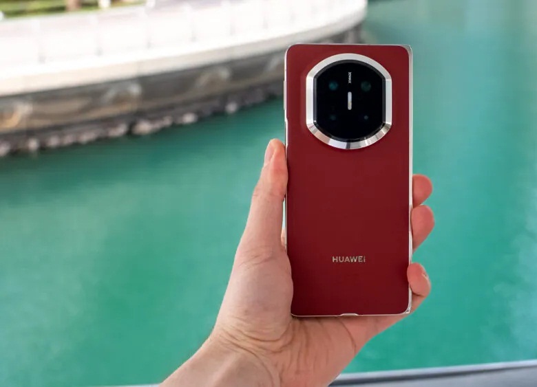 Điện thoại màn hình gập HUAWEI Mate X7 màu Nebula Red (Ảnh: Internet)