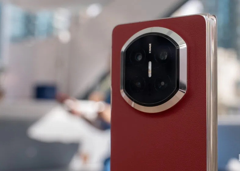 Cận cảnh camera của Mate X7 màu Nebula Red (Ảnh: Internet)