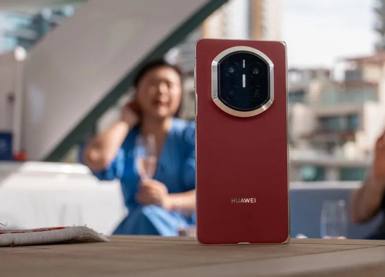 HUAWEI ra mắt điện thoại màn hình gập Mate X7 và các thiết bị khác trên thị trường toàn cầu