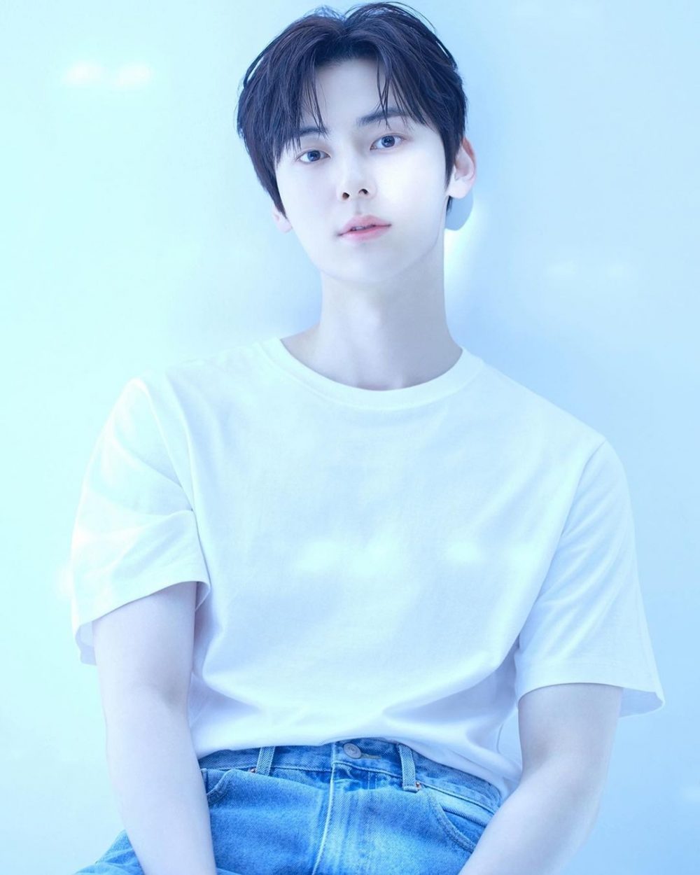 Hwang Min-hyun chính thức trở lại với người hâm mộ sau khi hoàn thành nghĩa vụ quân sự