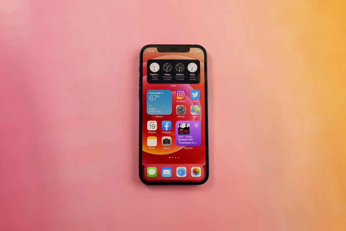 Màn hình OLED Super Retina XDR giúp iPhone 12 vẫn cho trải nghiệm hiển thị sắc nét, màu sắc đẹp và chưa bị lỗi thời trong năm 2025 (Ảnh: Internet)