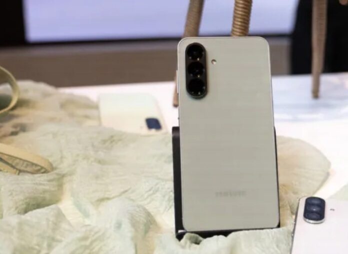 Điện thoại Galaxy A56 màu Xanh lá cây của Samsung (Ảnh: Internet) Điện thoại Galaxy A56 màu Xanh lá cây của Samsung (Ảnh: Internet)