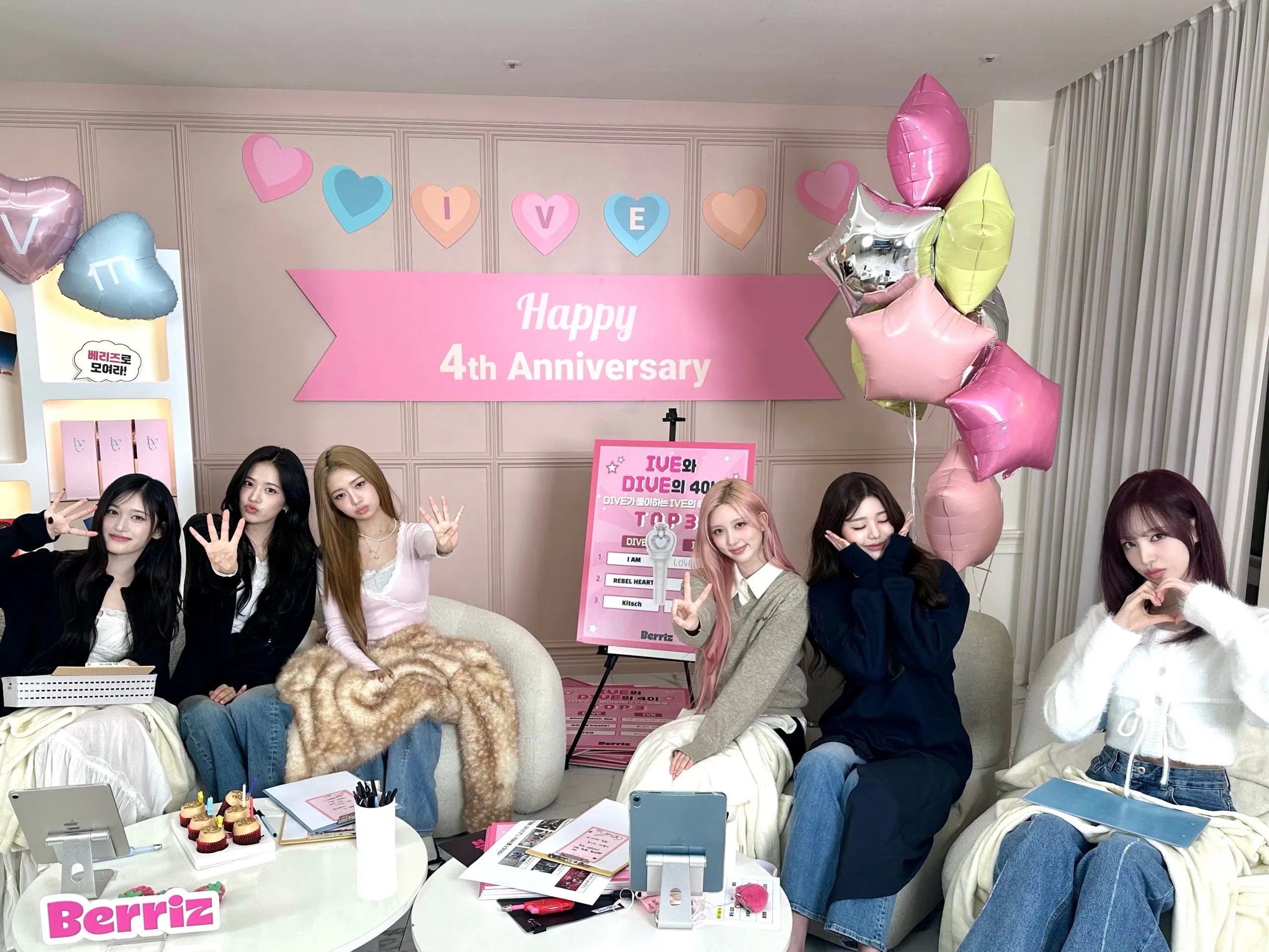 Các thành viên IVE giao lưu và gửi thư tay đến người hâm mộ trong sự kiện “♡IVE DEBUT 4TH ANNIVERSARY♡” (Ảnh: Internet)