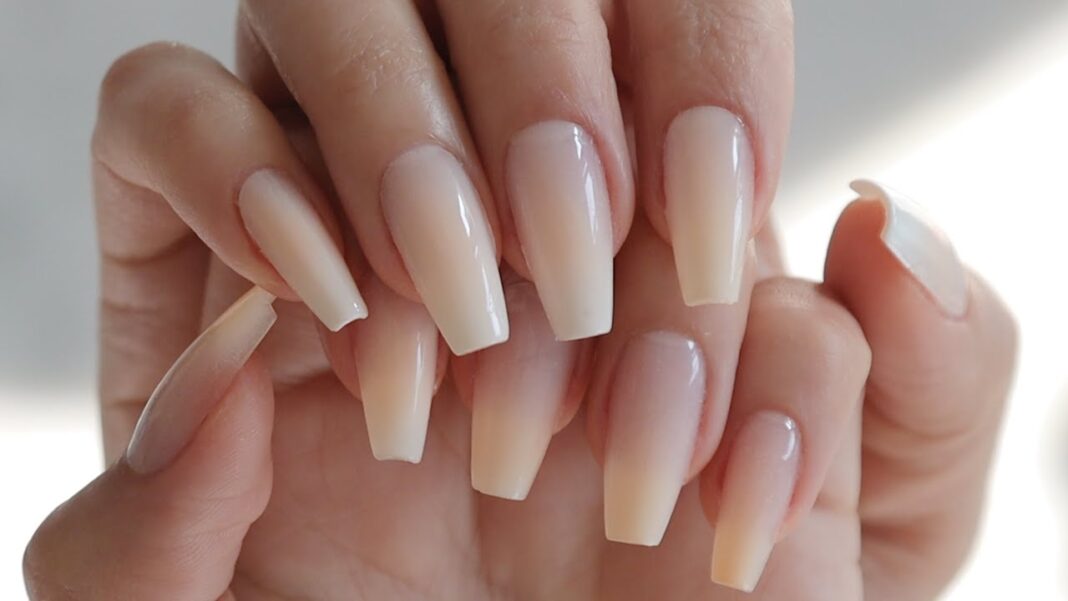 Xu hướng móng chuyển sắc với các tông trung tính