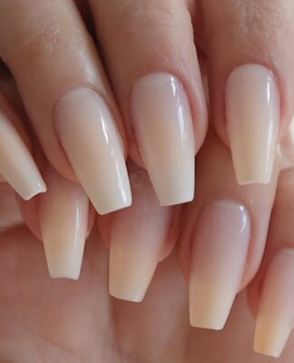 Xu hướng móng chuyển sắc với các tông trung tính