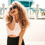 7 kiểu tóc trẻ trung, sành điệu và dễ chăm sóc mà phụ nữ trên 30 nên thử Tóc xoăn tự nhiên