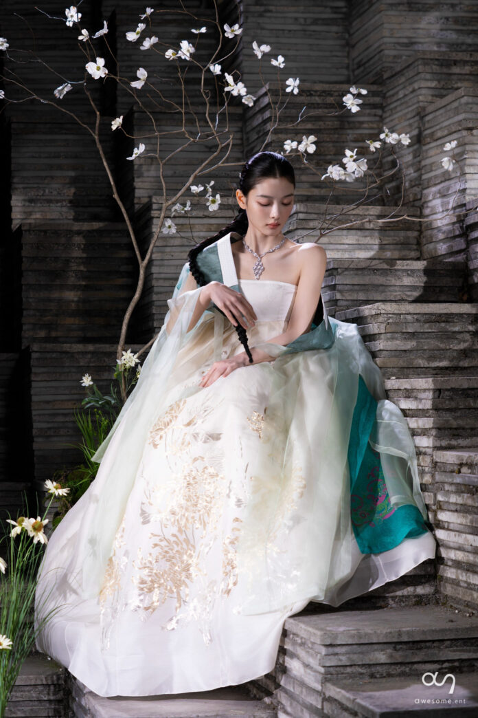 Việc hóa thân thành một hồn ma vừa yếu đuối vừa quyết liệt được kỳ vọng sẽ mở ra một sắc thái hoàn toàn mới cho Kim Yoo-jung