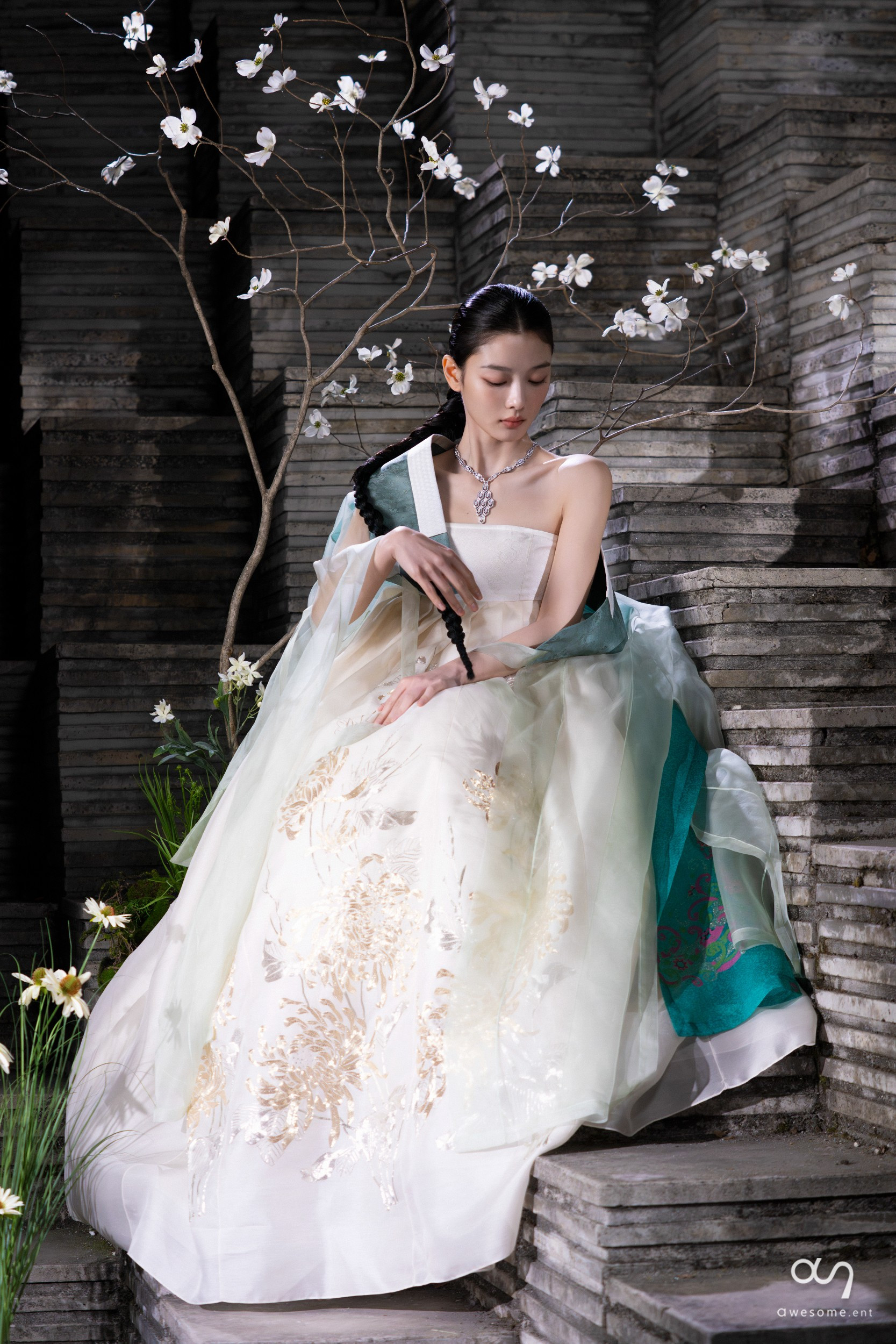 Việc hóa thân thành một hồn ma vừa yếu đuối vừa quyết liệt được kỳ vọng sẽ mở ra một sắc thái hoàn toàn mới cho Kim Yoo-jung