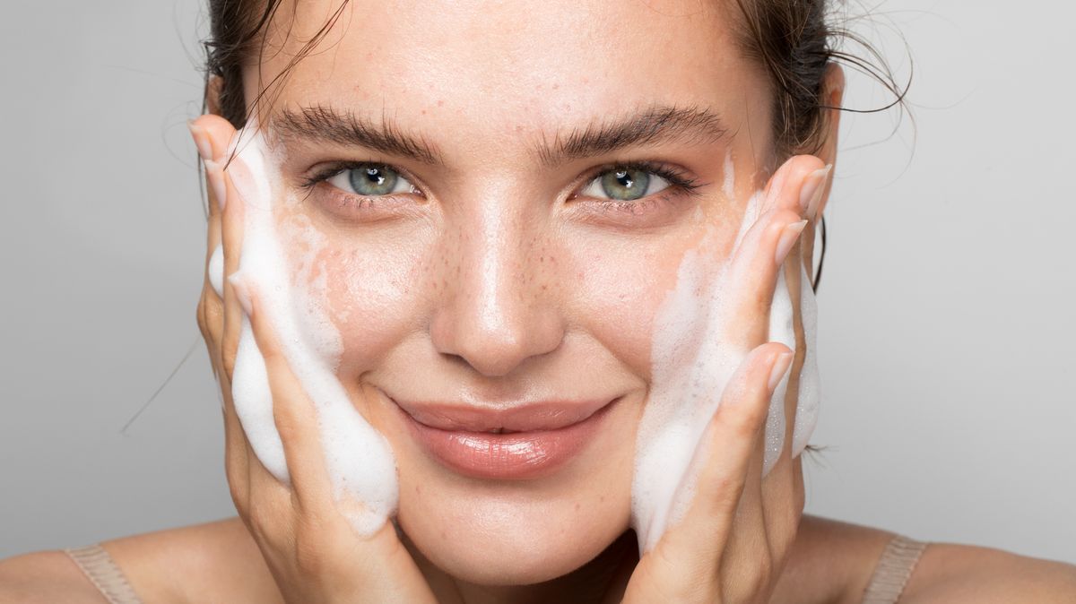 Tất tần tật về làm sạch kép: Lợi ích, cách làm và ai nên áp dụng Bít tắc lỗ chân lông Cách làm sạch kép chăm sóc da chống nắng da bị khô double cleansing kem chống nắng làm sạch kép Làm sạch kép là gì sữa rửa mặt tẩy trang trang điểm