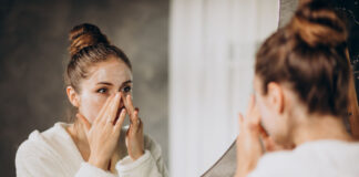 Làm sạch khô là phương pháp thoa sản phẩm làm sạch – thường là dầu tẩy trang, sáp tẩy trang hoặc sữa rửa mặt dịu nhẹ – trực tiếp lên da khô, không làm ướt mặt trước