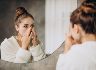 Làm sạch khô là phương pháp thoa sản phẩm làm sạch – thường là dầu tẩy trang, sáp tẩy trang hoặc sữa rửa mặt dịu nhẹ – trực tiếp lên da khô, không làm ướt mặt trước