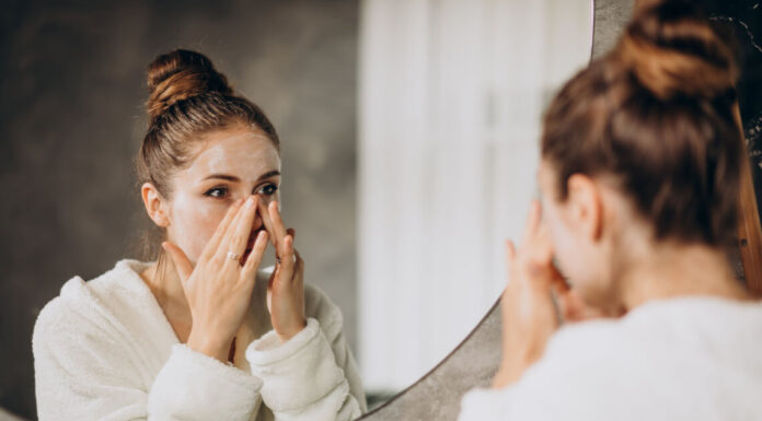 Làm sạch khô là phương pháp thoa sản phẩm làm sạch – thường là dầu tẩy trang, sáp tẩy trang hoặc sữa rửa mặt dịu nhẹ – trực tiếp lên da khô, không làm ướt mặt trước