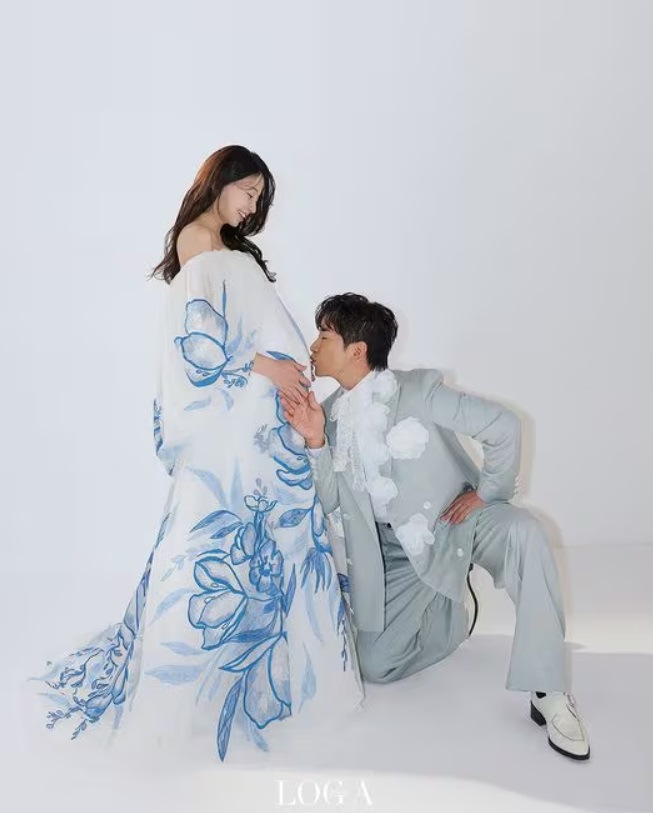 Nam ca sĩ Shinhwa chia sẻ bộ ảnh gia đình đầu tiên cùng lời cảm ơn người hâm mộ vì luôn đồng hành, thể hiện niềm hạnh phúc khi chuẩn bị đảm nhận vai trò người chồng và cha dượng (Ảnh: Internet)