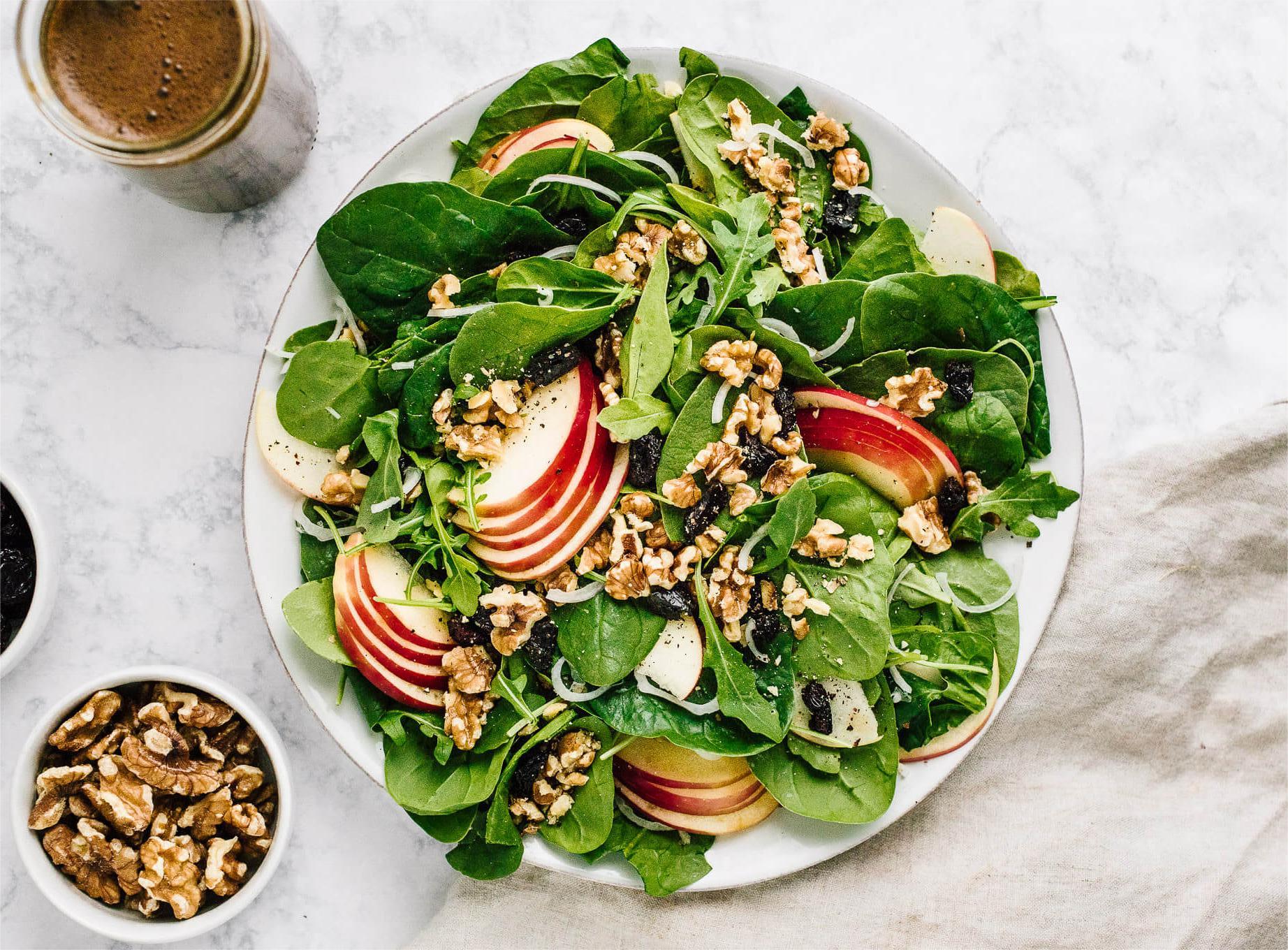 Nhờ chứa nhiều nitrat, kali, magie và folate,...ăn rau bina thường xuyên có thể hỗ trợ cải thiện lưu thông máu, điều hòa huyết áp, giảm nguy cơ mắc các bệnh tim mạch