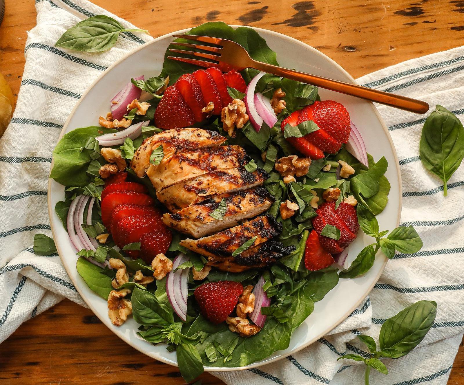 Rau bina giàu chất chống oxy hóa như vitamin C, beta-carotene, flavonoid, chlorophyll và axit alpha-lipoic