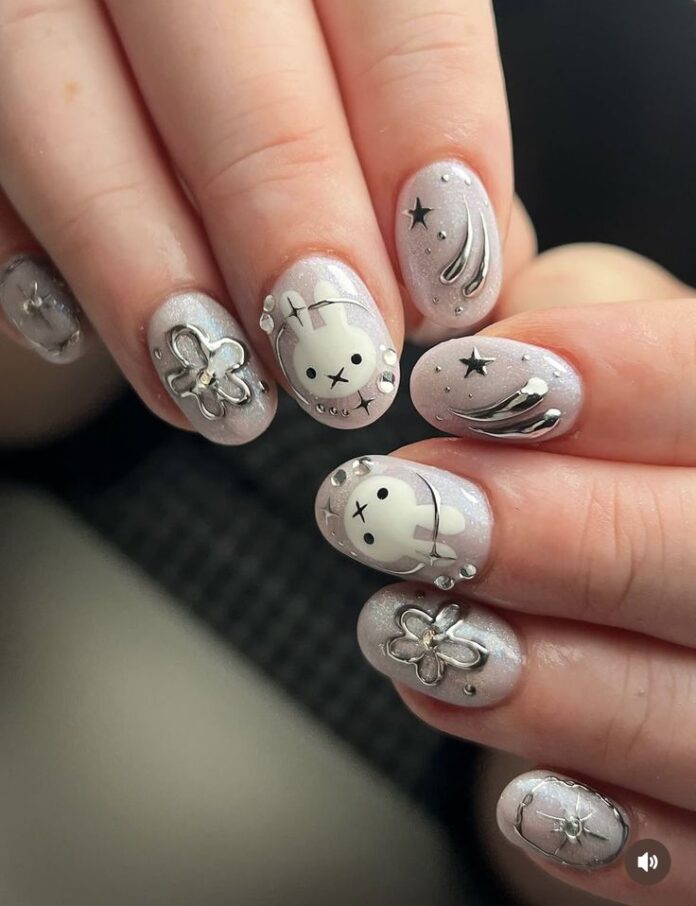 Nail thỏi con phối tráng gương bạc