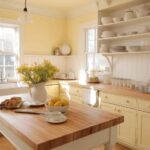 màu nhà bếp năm 2026 Vàng nhạt