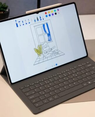 Máy tính bảng Galaxy Tab S11 Ultra với bàn phím rời và bút cảm ứng S Pen (Ảnh: Internet)