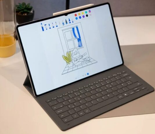 Máy tính bảng Galaxy Tab S11 Ultra với bàn phím rời và bút cảm ứng S Pen (Ảnh: Internet)
