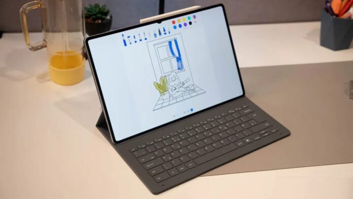 Máy tính bảng Galaxy Tab S11 Ultra với bàn phím rời và bút cảm ứng S Pen (Ảnh: Internet)