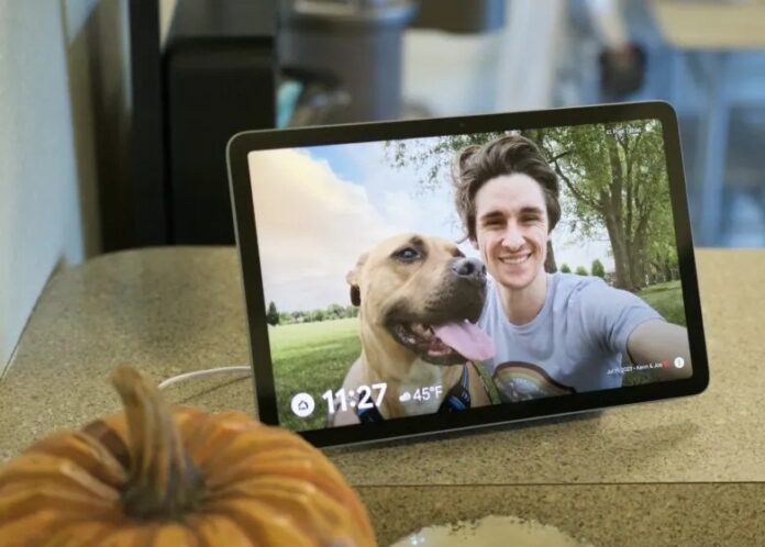 Máy tính bảng Pixel của Google được gắn vào đế loa (Ảnh: Internet)