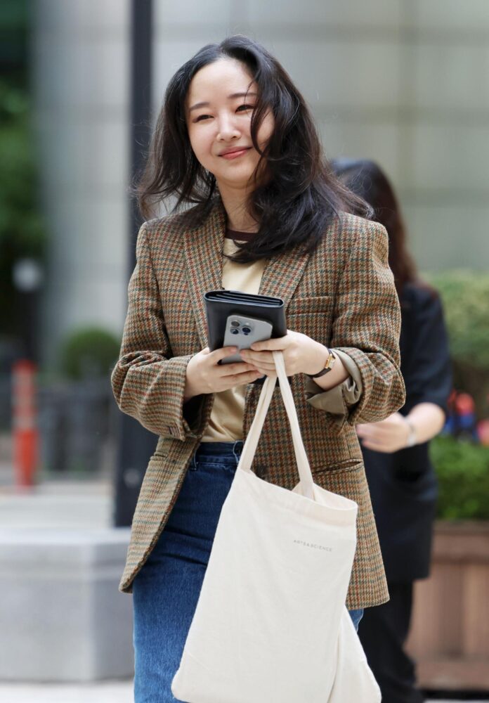 Khán giả hào hứng nhiều hơn "e dè" trước động thái của Min Hee-jin (Amhr: Internet)