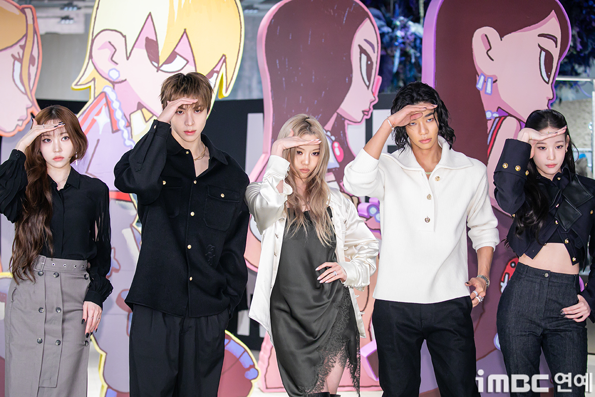 5 thành viên ALLDAY PROJECT xuất hiện tại pop-up để quáng bá album mới (Ảnh: Internet)