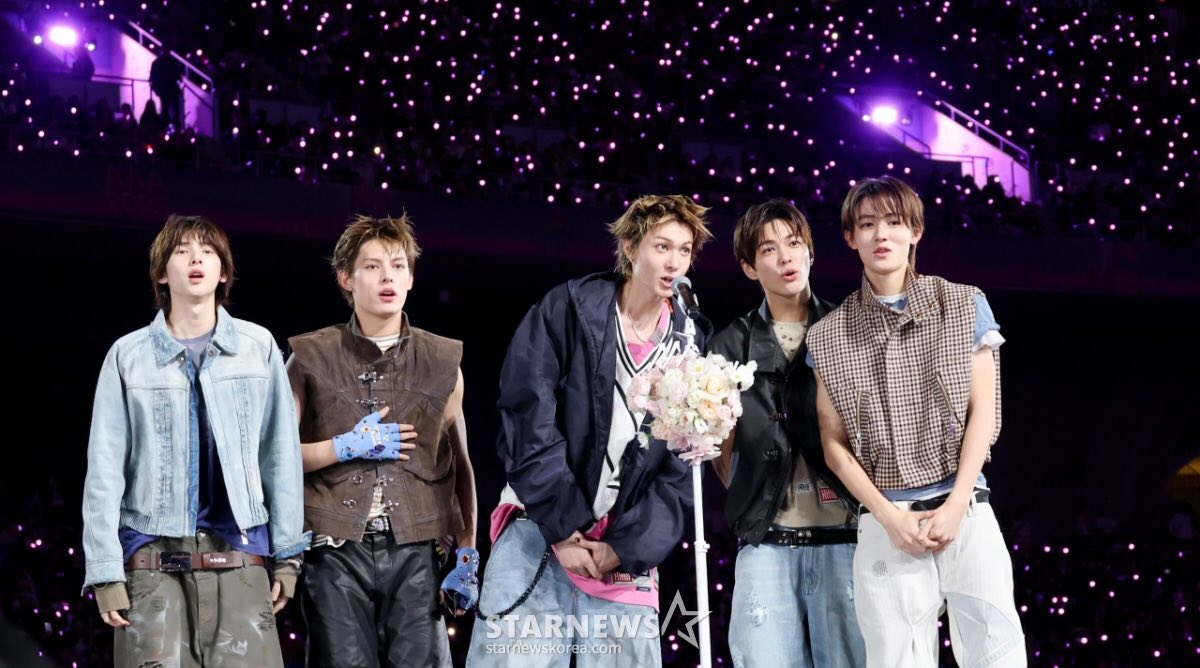 Nhóm gửi lời cảm ơn trên sân khấu nhận giải (Ảnh: Internet)