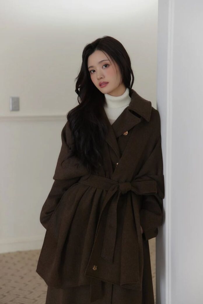 Áo cổ lọ bên trong và áo khoác dài nữ bên ngoài