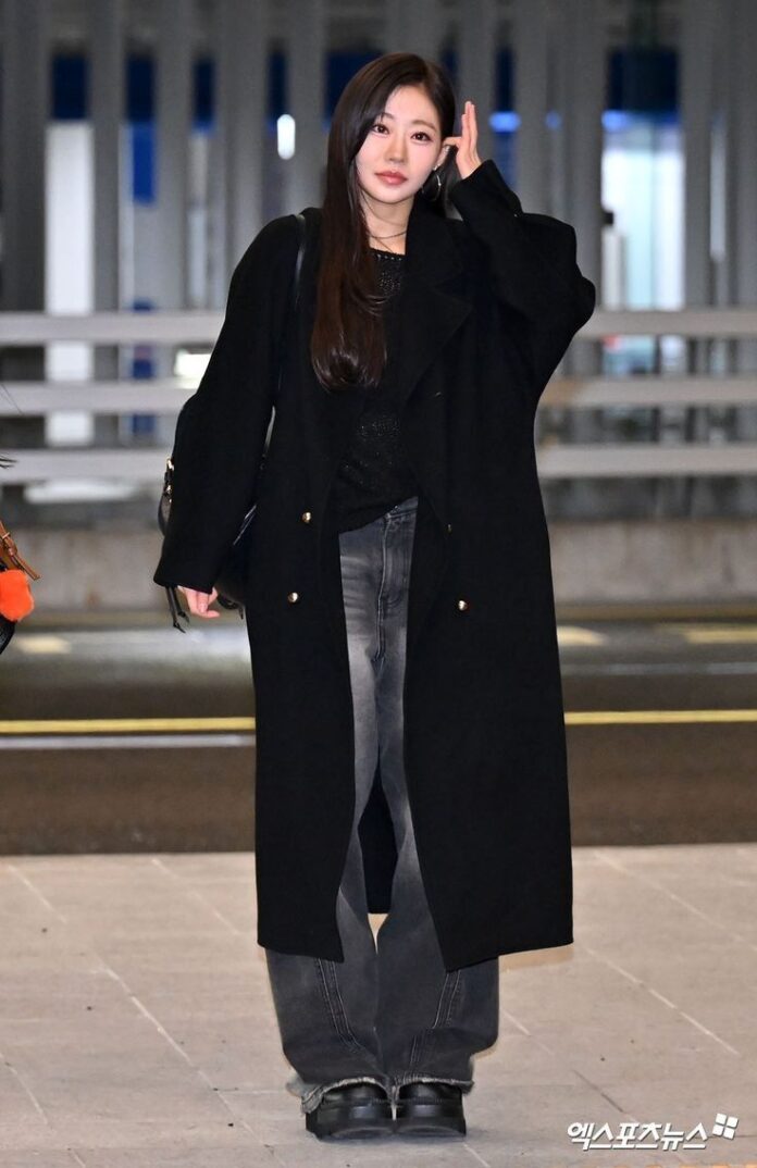 Mix áo khoác dài cùng quần suông rộng