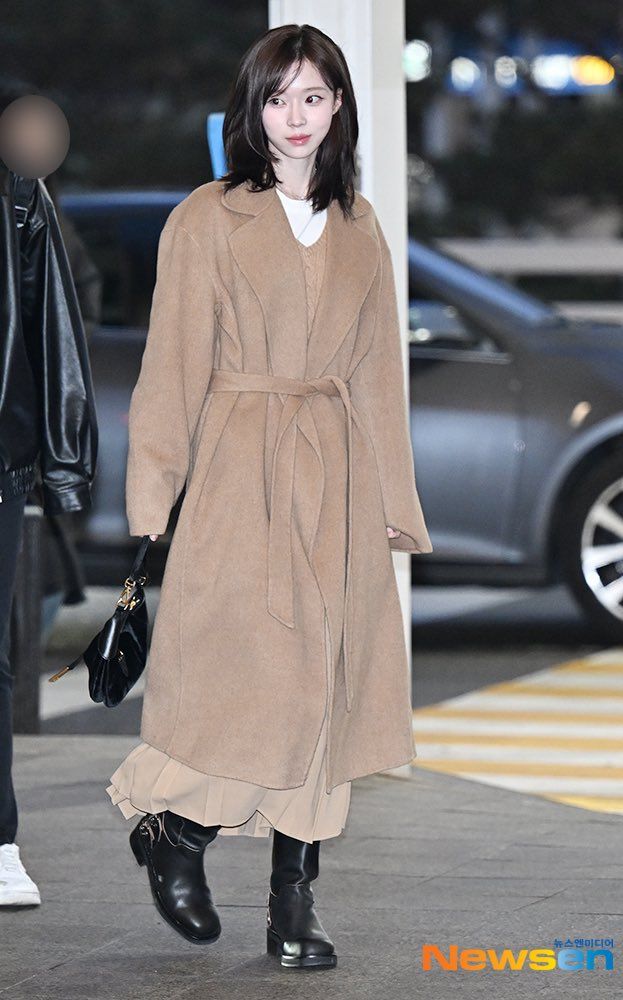 Phối đồ với áo khoác dài nữ và chân váy dài