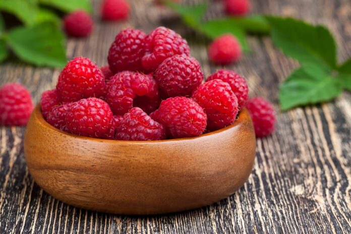 Mâm xôi chứa các enzyme tự nhiên như tanin, giúp làm chậm quá trình tiêu hóa tinh bột và giảm lượng carbohydrate được hấp thu, từ đó hạn chế tình trạng đường huyết tăng nhanh sau bữa ăn