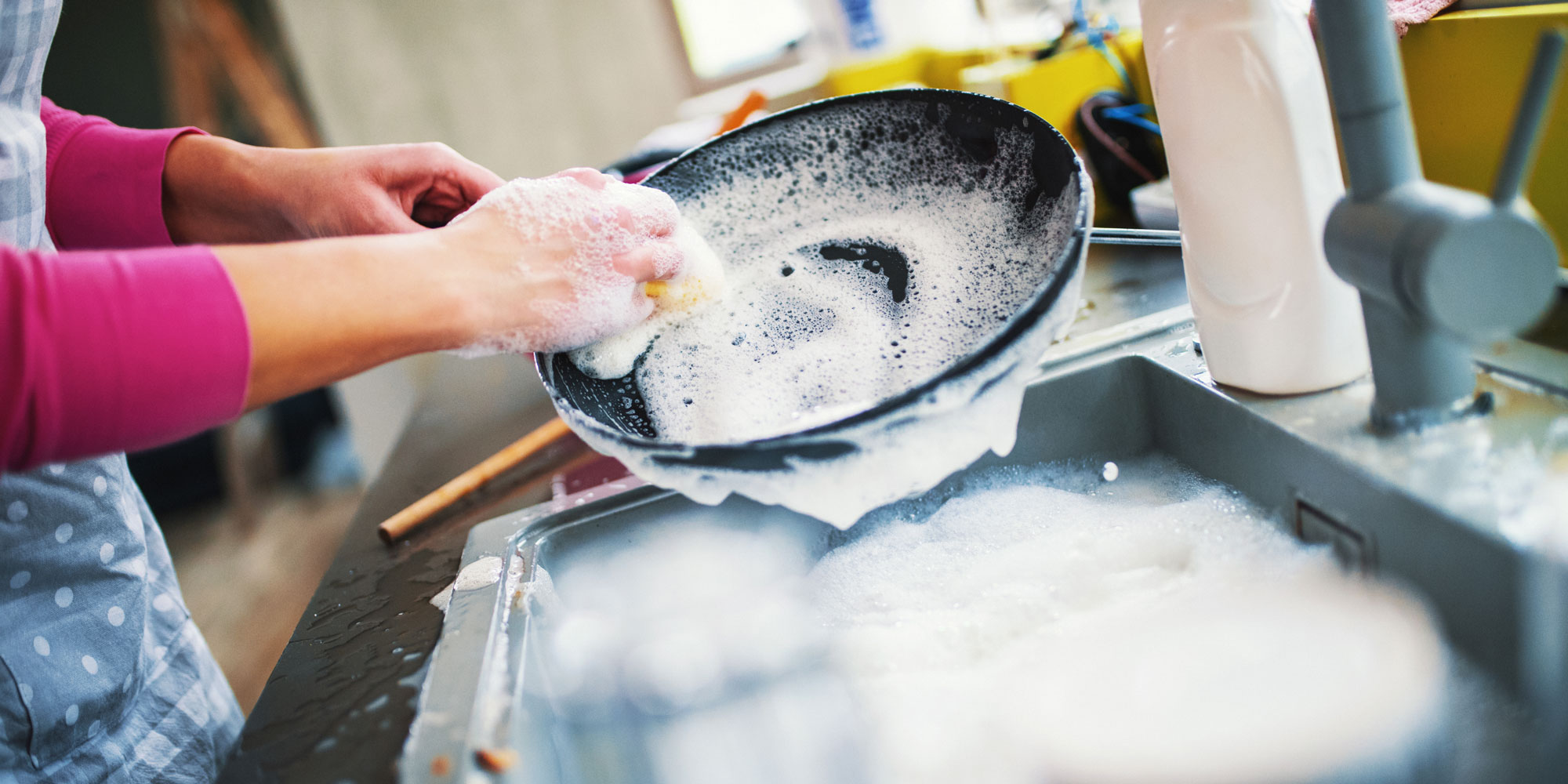 Thường xuyên tiếp xúc với nước hoặc hóa chất